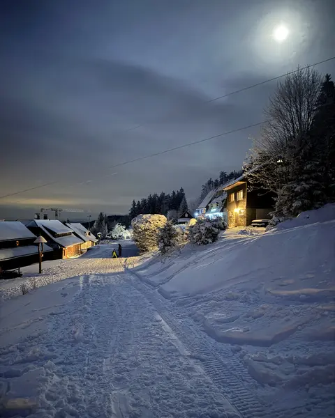 Zasněžená krajina kolem chaty